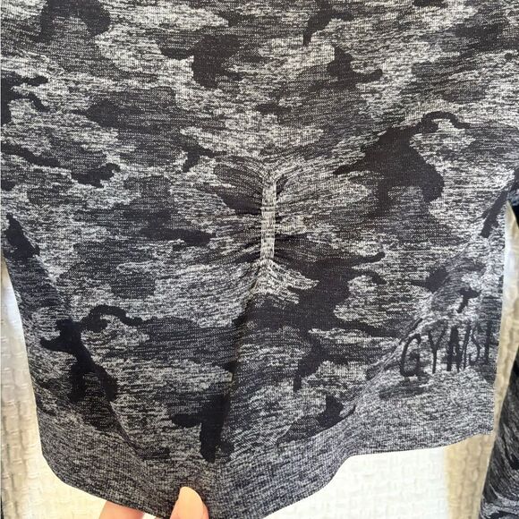 Adapt Seamless Camp Crop✨ - Picture 3 of 11